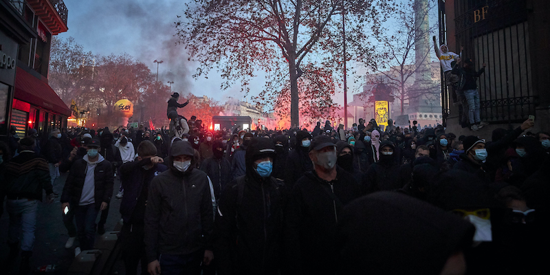 Le proteste in Piazza della Repubblica a Parigi (Kiran Ridley/Getty Images)