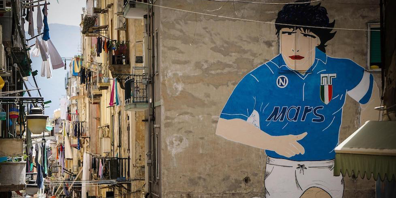 Il murale dedicato a Maradona nei quartieri spagnoli a Napoli (ANSA / CESARE ABBATE)
