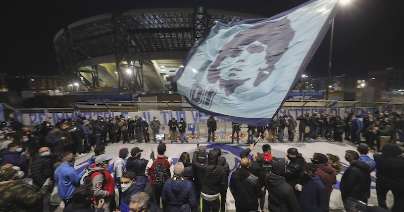 La folla radunata all'esterno dello stadio San Paolo di Napoli in ricordo di Diego Armando Maradona (AP Photo/Salvatore Laporta)