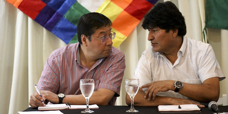 Luis Arce, a sinistra, ed Evo Morales lo scorso febbraio. (AP Photo/Natacha Pisarenko)