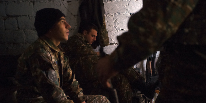 Soldati armeni fotografati a ottobre durante una pausa (Alex McBride/Getty Images)