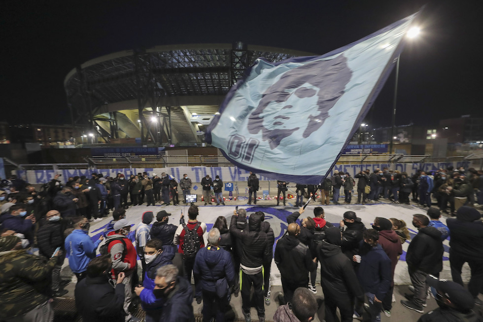 Persone fuori dallo stadio San Paolo per ricordare Diego Maradona
 (AP Photo/Salvatore Laporta)