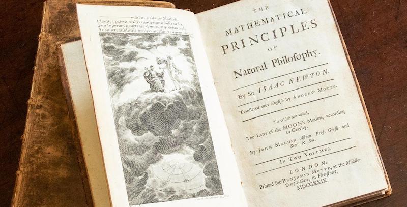 Una rara copia di Philosophiae Naturalis Principia Mathematica di Isaac Newton tradotto in inglese 
(ANSA)