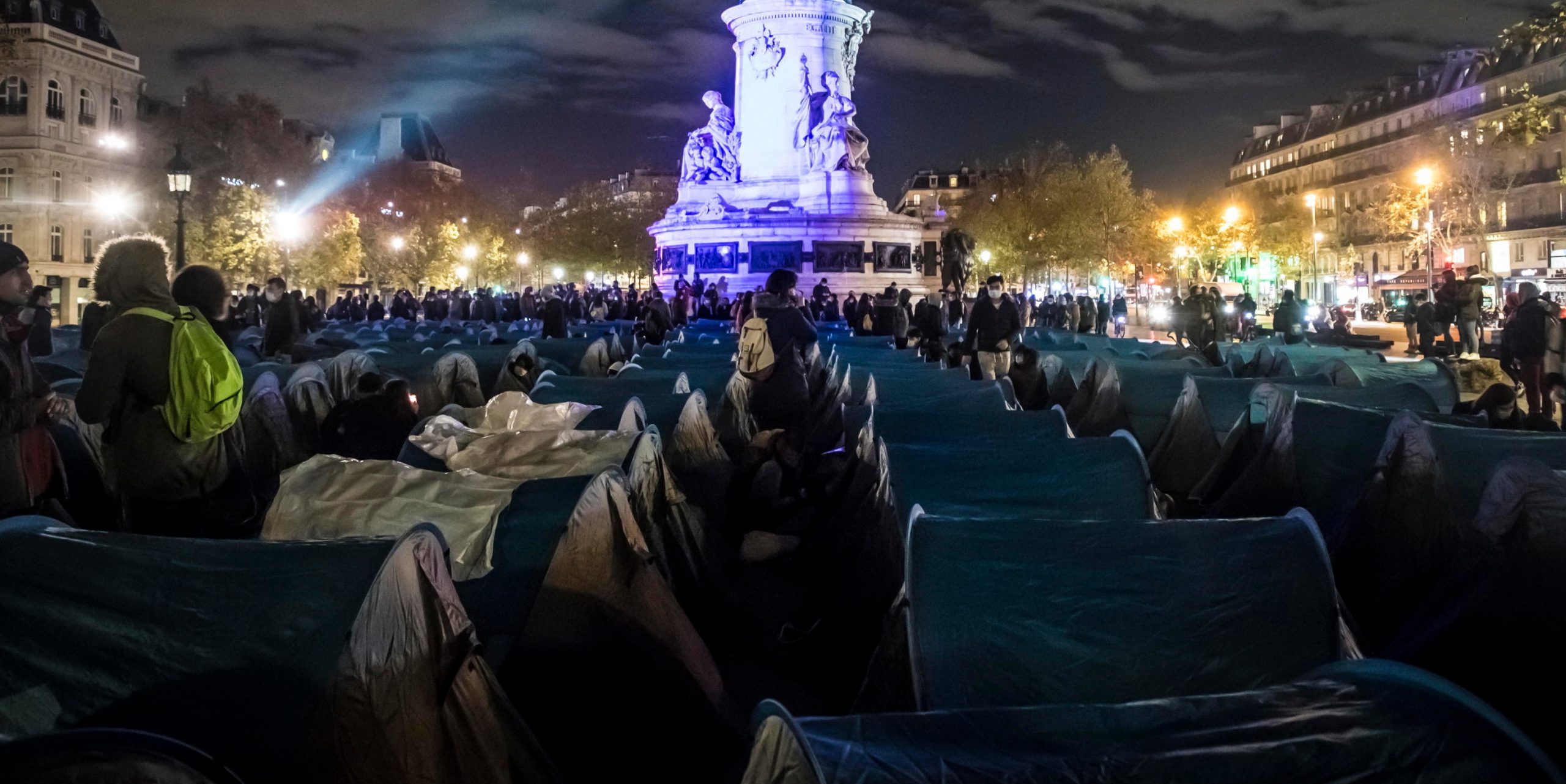 Centinaia di migranti hanno installato un campo improvvisato con circa 500 tende in Place de la République, a Parigi, Francia, il 23 novembre 2020 (EPA/CHRISTOPHE PETIT TESSON)