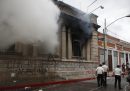 In Guatemala i manifestanti antigovernativi hanno incendiato il palazzo del Parlamento