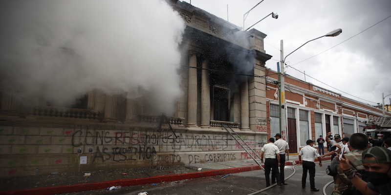 Fumo che esce dalla sede del Parlamento del Guatemala dopo l'intervento dei pompieri, a Città del Guatemala, il 21 novembre 2020 (La Presse/AP Photo/Moises Castillo)