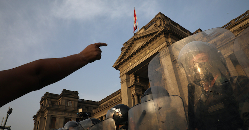 Una manifestazione a Lima l'11 novembre (AP Photo/Rodrigo Abd)