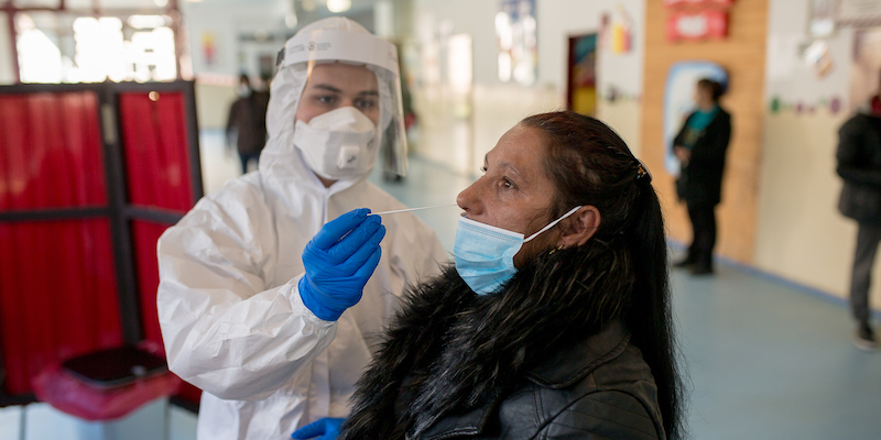 Una donna slovacca si sottopone al test rapido antigenico per il coronavirus a Košice, il primo novembre 2020 (Zuzana Gogova/Getty Images)