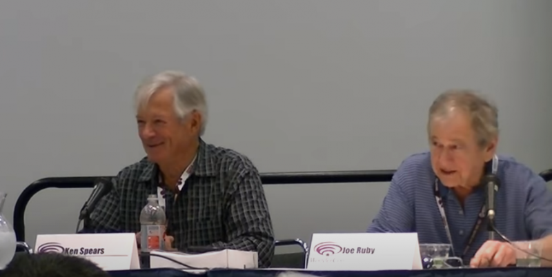 Screenshot del video di una conferenza con Ken Spears (sinistra) e Joe Ruby alla convention WonderCon ad Anaheim, in California nel 2012.