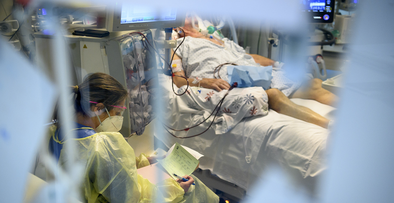 Un paziente in un reparto di terapia intensiva di un ospedale a Neuchâtel (Gillieron/Keystone via AP)