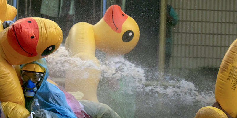 I manifestanti in Thailandia hanno usato grandi anatre gonfiabili per proteggersi dalla polizia