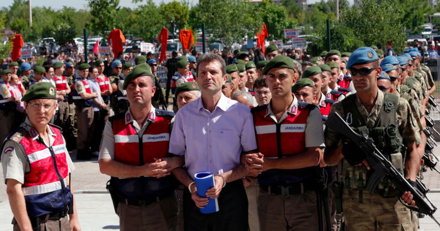 Una foto degli imputati il giorno dell'inizio del processo, nel 2017
(AP Photo/Burhan Ozbilici)