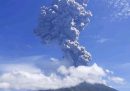 In Indonesia migliaia di persone hanno lasciato le proprie case in seguito all’eruzione di un vulcano
