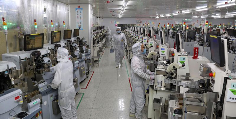 Test sui circuiti integrati alla TongFu Microelectronics di Nantong, nella provincia di Jiangsu, nella Cina orientale, lo scorso 14 novembre. (Chinatopix via AP/ LaPresse)