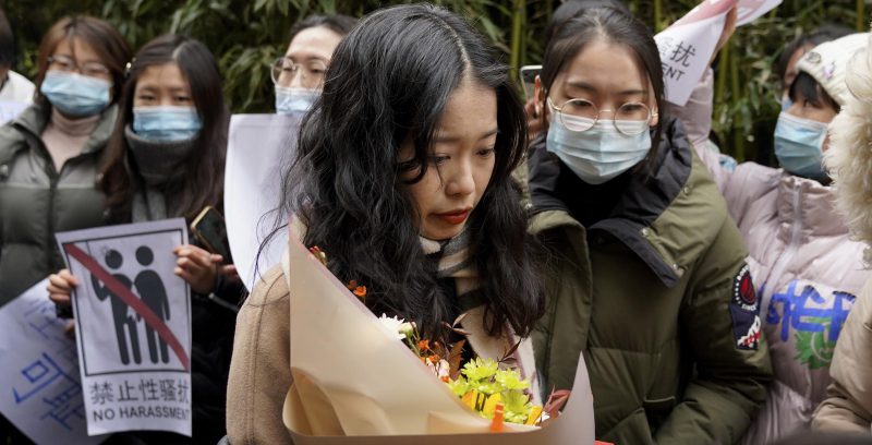 Zhou Xiaoxuan, che ha denunciato gli abusi sessuali del presentatore televisivo Zhu Jun, circondata da donne attiviste che la sostengono al suo arrivo a un tribunale di Pechino, lo scorso 2 dicembre. (AP Photo/ Andy Wong via LaPresse)