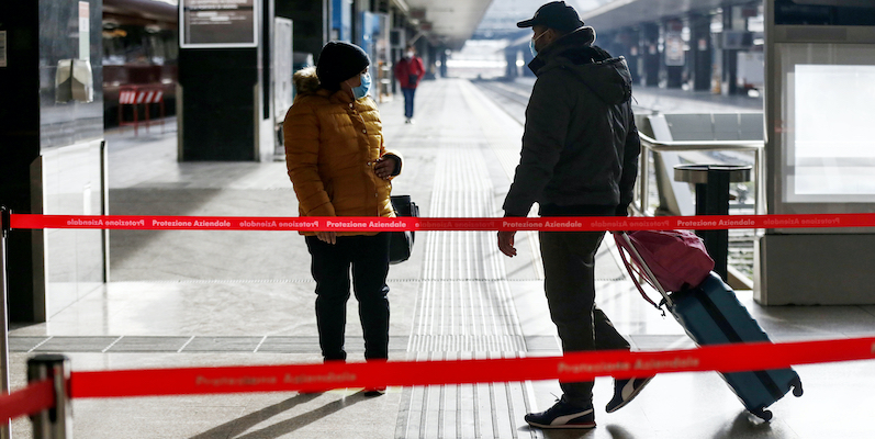 Viaggiatori in attesa alla stazione Termini di Roma (Cecilia Fabiano/LaPresse)