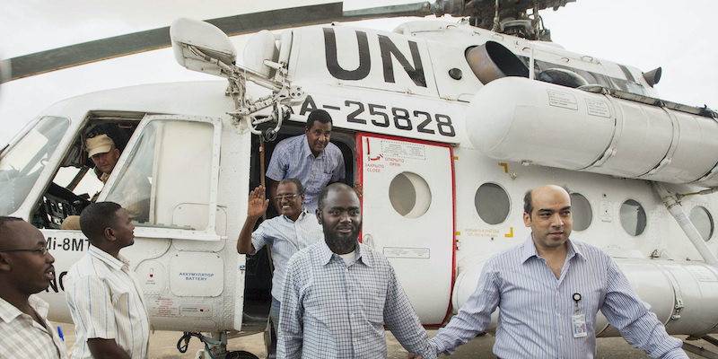 Un membro dell’Unamid a destra, scorta fuori da un elicottero delle Nazioni Unite tre operatori umanitari liberati. L’elicottero era atterrato il 19 luglio 2014 a El Fasher, in Nord Darfur. (AP Photo/Albert Gonzalez Farran, UNAMID, File, LaPresse)