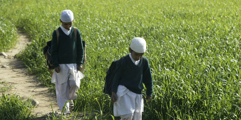 Due studenti camminano verso una madrasa, in Jammu, in India (AP Photo/Channi Anand, LaPresse)