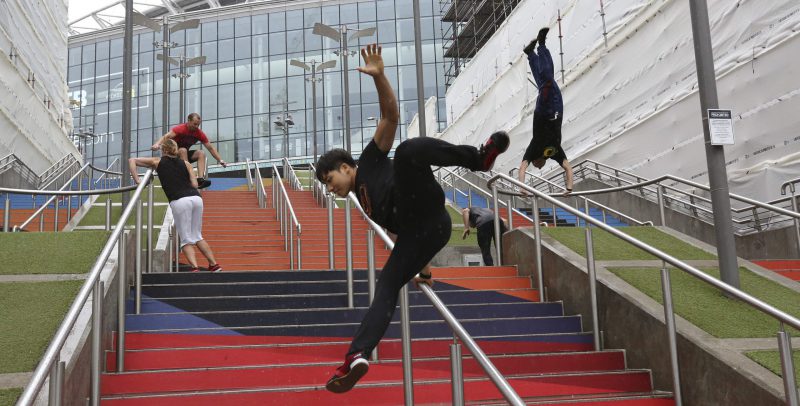 Alcuni atleti si allenano in occasione del raduno internazionale "Rendezvous Parkour Gathering" a Londra, il 16 agosto 2018. (AP Photo/ Nishat Ahmed)