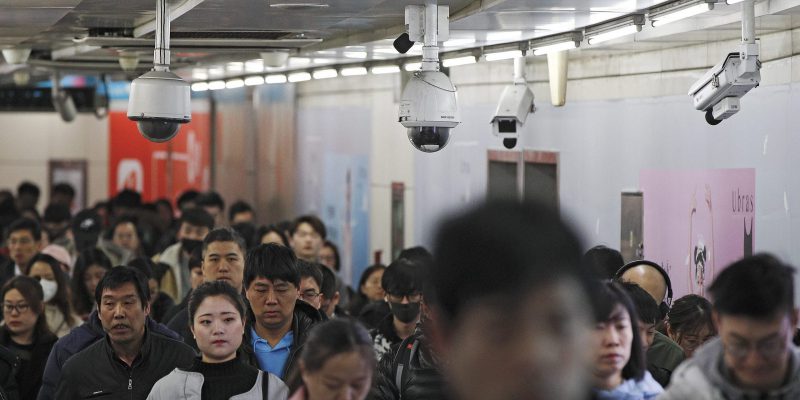 Pendolari in metropolitana a Pechino, in Cina, il 26 febbraio 2019. (AP Photo/ Andy Wong, File)