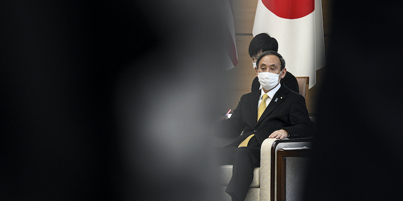 Il primo ministro giapponese Yoshihide Suga (Charly Triballeau/Pool Photo via AP, LaPresse)