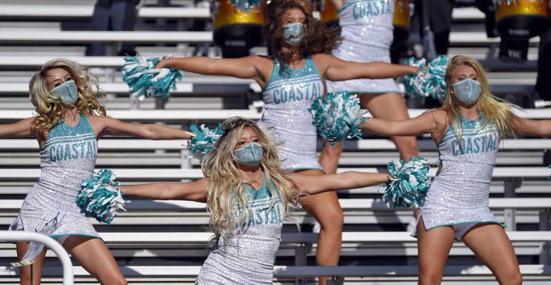 Negli sport universitari statunitensi, le uniche a guadagnare sono le cheerleader