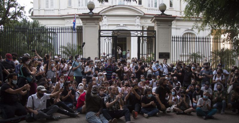 Artisti protestano davanti al ministero della Cultura di Cuba, a L'Avana, lo scorso 27 novembre. (AP Photo/ Ismael Francisco)