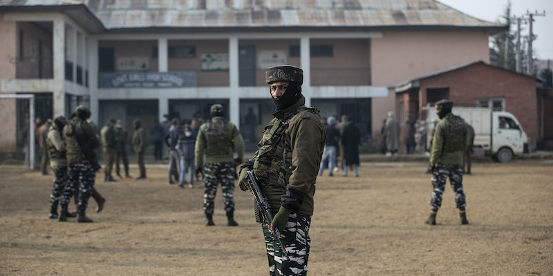 Soldati indiani a guardia di un seggio durante la prima fase delle elezioni locali del Consiglio per lo sviluppo rurale in Kashmir, a novembre del 2020 (Mukhtar Khan/AP Photo, LaPresse)