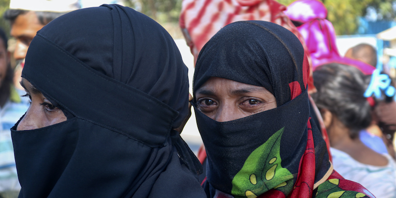 Due profughe rohingya nel luogo di transito a Ukhiya, in Bangladesh, da dove saranno trasferite nell'isola di Bhasan Char, a largo del golfo del Bengala. (Shafiqur Rahman/AP Photo, LaPresse)