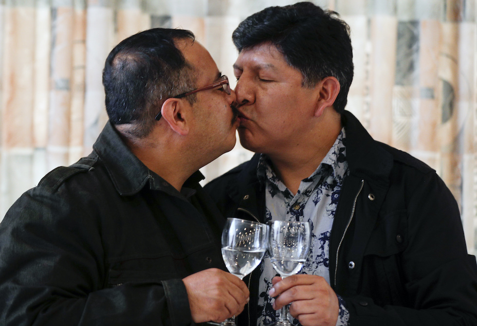 Guido Montaño e David Aruquipa brindano alla loro unione civile - La Paz, Bolivia (AP Photo/Juan Karita)