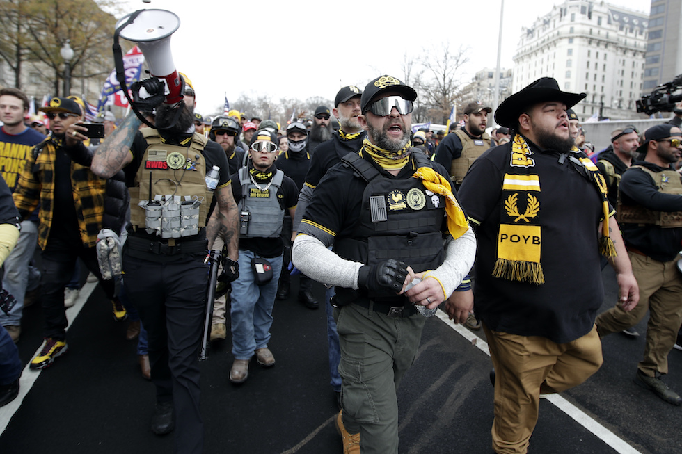 Membri dei Proud Boys durante la manifestazione a Washington, DC, Stati Uniti (AP Photo/Luis M. Alvarez)