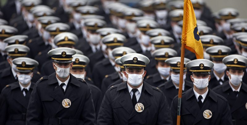 Parata di militari prima della partita di football americano tra la squadra dell'Esercito e quella della Marina a West Point, New York, lo scorso 12 dicembre. (AP Photo/ Adam Hunger)