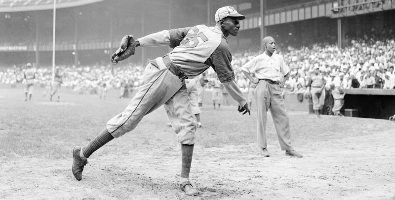 Il pitcher dei Kansas City Monarchs, Leroy Satchel Paige, durante il riscaldamento prima di una partita contro i New York Cuban Stars allo stadio dei New York Yankees, il 2 agosto 1942. (AP Photo/ Matty Zimmerman, File)