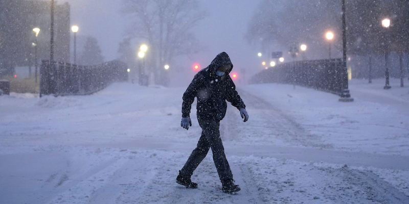 Un uomo cammina nel campus della Villanova University, in Pennsylvania (Matt Slocum, AP Photo, LaPresse)