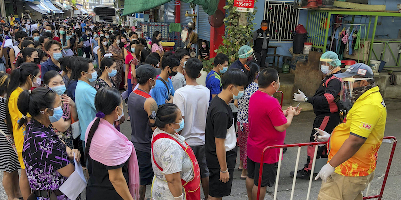 Le persone attendono in fila di fare il tampone a Samut Sakhon, a sud di Bangkok, in Thailandia (Jerry Harmer/AP Photo, LaPresse)