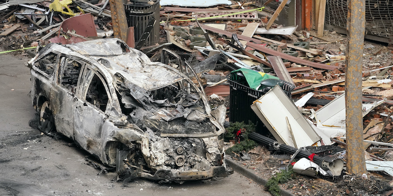 Un'auto distrutta nell'esplosione avvenuta il giorno di Natale a Nashville, nel Tennessee (AP Photo/Mark Humphrey, LaPresse)