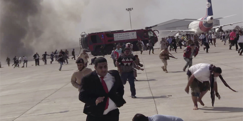 Persone che corrono dopo un'esplosione nell'aeroporto di Aden, in Yemen, poco dopo l'atterraggio di un aereo con a bordo il nuovo governo (AP Photo, LaPresse)