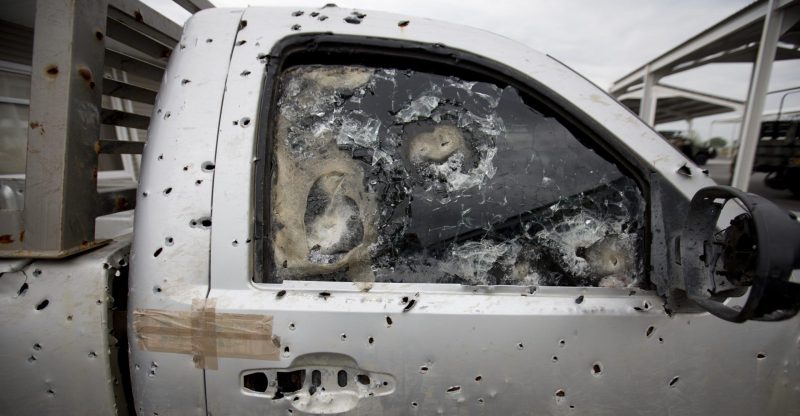 Un pick-up pieno di fori di proiettile vicino alla base militare di Ciudad Mier, nello stato di Tamaulipas, vicino a San Fernando, in Messico. (AP Photo/ Eduardo Verdugo)