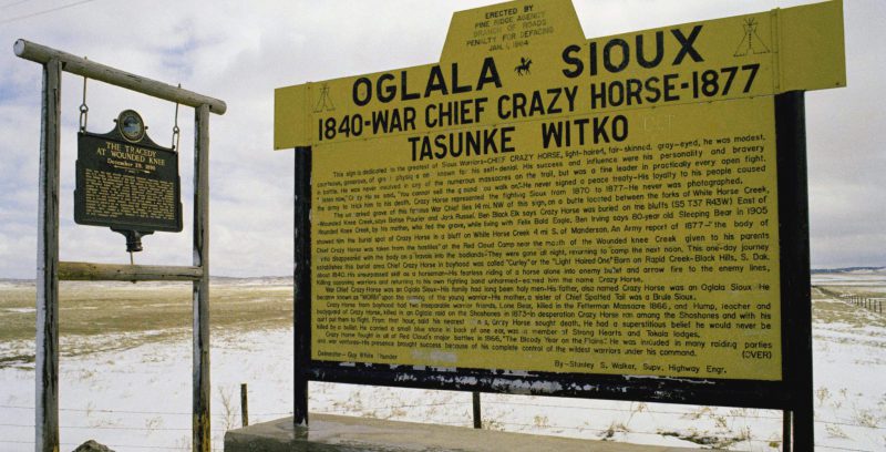 Cartelli commemorativi a Wounded Knee nel marzo del 1973, quando era in corso l'occupazione di Pine Ridge da parte dell'American Indian Movement. (AP Photo)