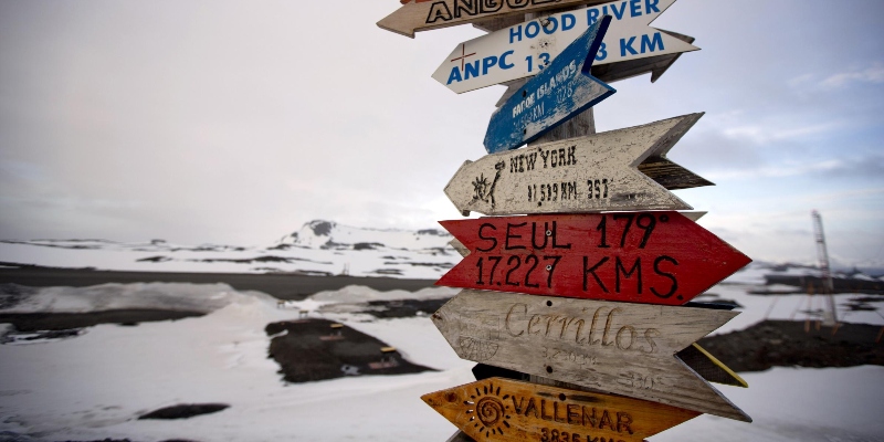 In questa foto del 20 gennaio 2015, le frecce indicano le distanze di diverse città dall'isola King George, in Antartide (AP/Natacha Pisarenko)