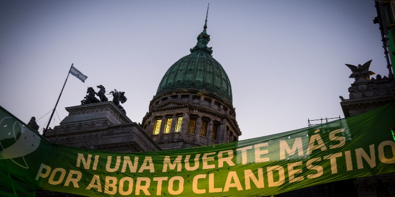Un cartello con la scritta "Non una morte in più per aborto clandestino" esposto durante il voto al Senato sulla legalizzazione dell'aborto il 29 dicembre 2020 a Buenos Aires, in Argentina (Marcelo Endelli/Getty Images)