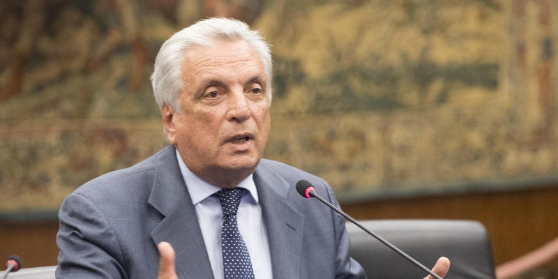 Arturo Diaconale, allora membro del Consiglio di amministrazione della Rai, durante la mozione di sfiducia contro il Direttore generale Antonio Campo Dall'Orto presso la sede RAI di Viale Mazzini, a Roma, 22 maggio 2017 (ANSA/CLAUDIO PERI)