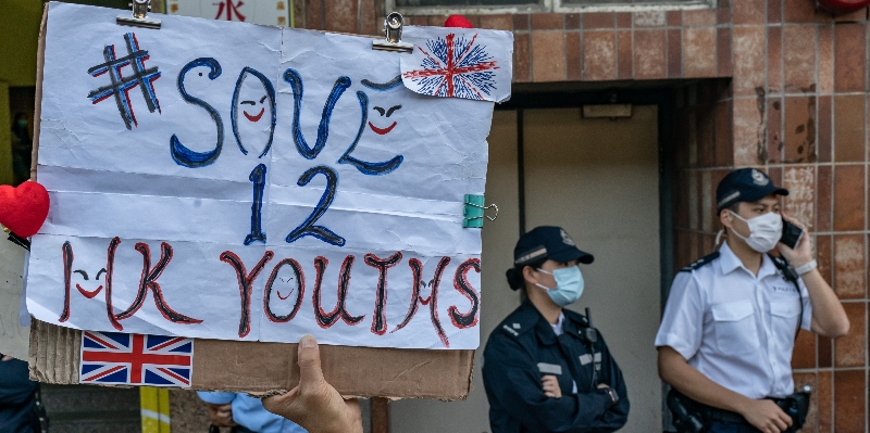 Attivisti pro-democrazia espongono cartelli a sostegno dei dodici residenti di Hong Kong detenuti in Cina fuori dall'ufficio di collegamento del governo popolare centrale, il 28 dicembre 2020, a Hong Kong, Cina (Anthony Kwan/Getty Images)