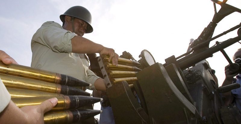 Militari caricano gli appositi razzi che verranno impiegati per il "cloud seeding". (EPA/ Diego Azubel/ ANSA)