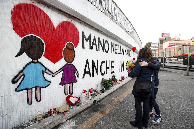 Un murale disegnato vicino al luogo dell'incidente, a Roma.(ANSA/GIUSEPPE LAMI)