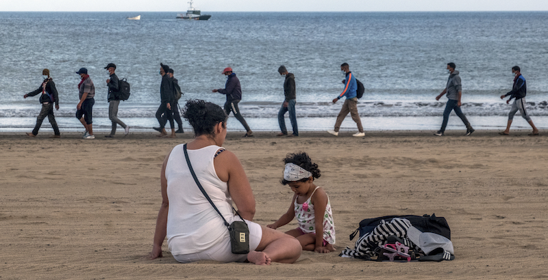 Migranti partiti dal Marocco su una spiaggia delle Canarie (AP Photo/Javier Bauluz)