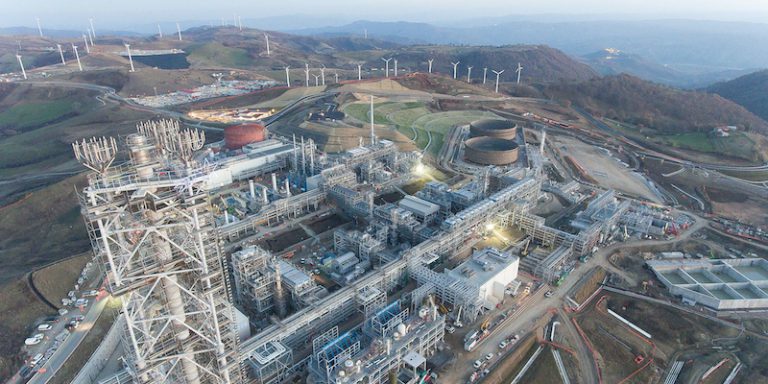 Eni conferma la scoperta di un giacimento petrolifero nel pozzo offshore in Angola Eni conferma la scoperta di un giacimento petrolifero nel pozzo offshore in Angola