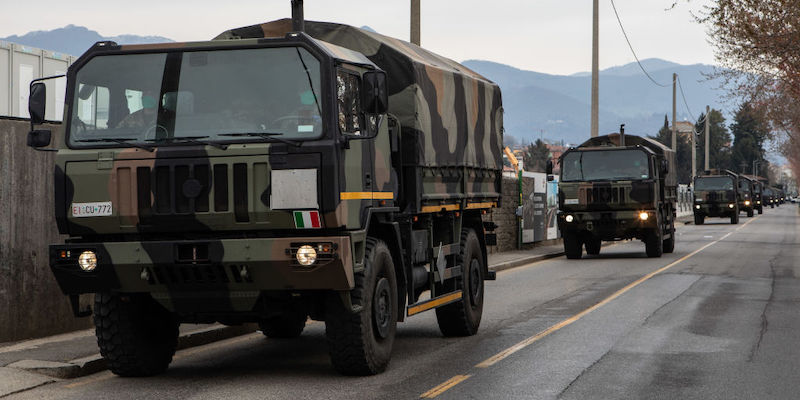 I camion dell'esercito mentre trasportano le bare fuori dal cimitero di Bergamo (Emanuele Cremaschi/Getty Images)