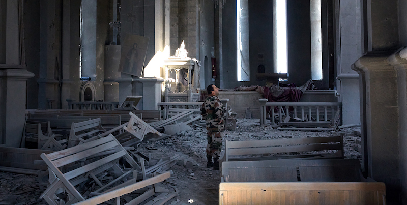 Un soldato in una chiesa bombardata a Shoushi, Nagorno-Karabakh, il 13 ottobre. (Alex McBride/Getty Images)