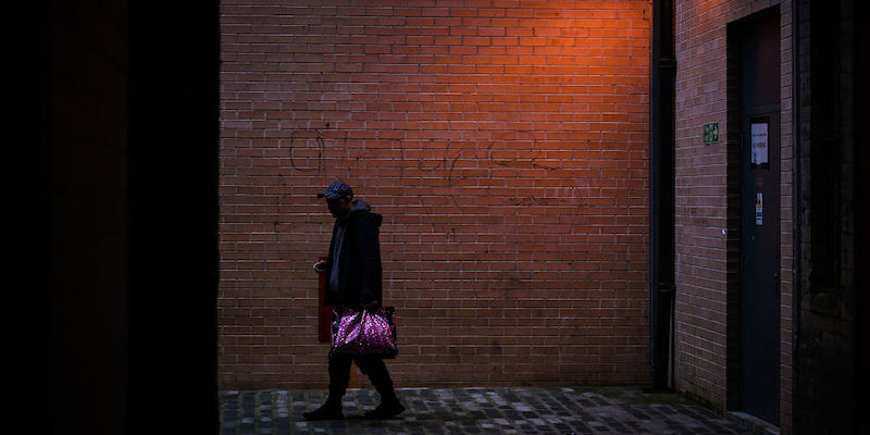 Un uomo esce da un centro sperimentale per l'abuso di sostanze a Glasgow (Jeff J Mitchell/Getty Images)